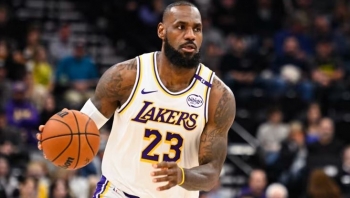 LeBron James mungon në hapjen e sezonit për shkak të një dëmtimi