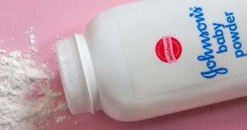 Mijëra njerëz në Mbretërinë e Bashkuar padisin Johnson & Johnson për rreziqet e kancerit nga pudra