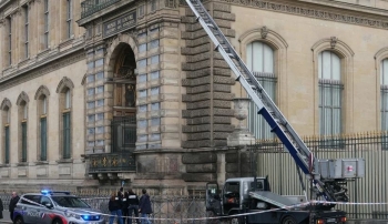 Vjedhje spektakolare në Louvre, grabiten stolitë mbretërore franceze 