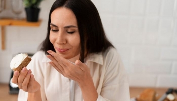Studim: Ushqimi që konsumojmë ndikon në aromën e trupit dhe tërheqshmërinë tonë