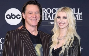 Jim Carrey ribashkohet me Taylor Momsen pas 25 vitesh