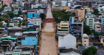 Stuhi historike përmbyt Tajlandën jugore