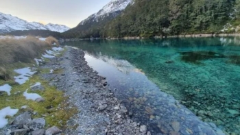 Liqeni më i pastër në botë po kërcënohet nga mbiturizmi