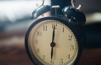 Çfarë i ndodh trupit tuaj kur zgjoheni kur është ende errësirë jashtë