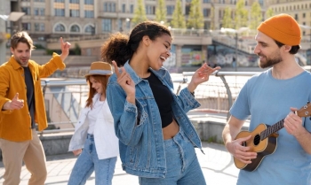 Kënga bashkon njerëzit dhe përmirëson shëndetin: nga truri te zemra