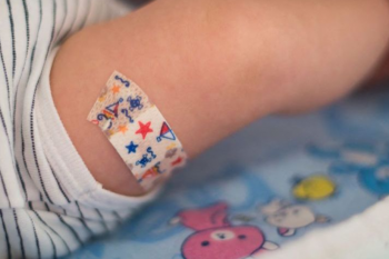 SHBA heq rekomandimin për vaksinën kundër Hepatitit B në lindje, alarm te mjekët: Trump përshëndet vendimin