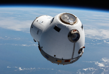 Bezos dhe Musk zhvillojnë qendra të të dhënave me AI në hapësirë