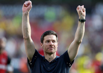 “E kanë lënë vetëm” – drejtori i Leverkusenit kritikon Real Madridin për trajtimin e Xabi Alonsos