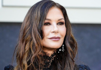 Gratë mbrojnë Catherine Zeta-Jones pas kritikave për pamjen e saj në tapetin e kuq