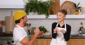 Ariana Grande dhe Jonathan Bailey drejt një ribashkimi në një muzikal të ri