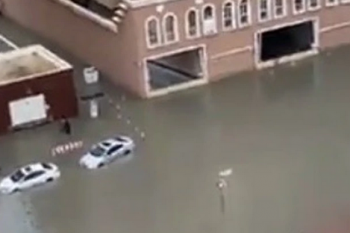 Përmbytjet më të mëdha në 76 vite godasin Dubain dhe Abu Dhabin