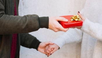 Shkenca pas bujarisë: Pse dhënia e dhuratave përmirëson shëndetin tonë fizik dhe mendor