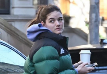 Suri Cruise shfaqet në publik me nënën e saj Katie Holmes pas një kohe të gjatë