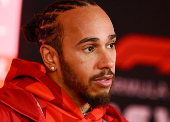 Lewis Hamilton emocionon mbi 1 mijë punonjës të Ferrarit me dhurata festive