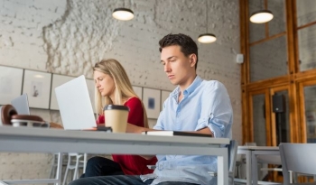 Të rinjtë britanikë po largohen nga vendi në kërkim të jetës dhe karrierës më të mirë