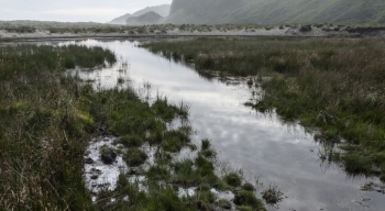 Rriten nivelet e lumenjve në perëndim të Kosovës pas reshjeve intensive të shiut