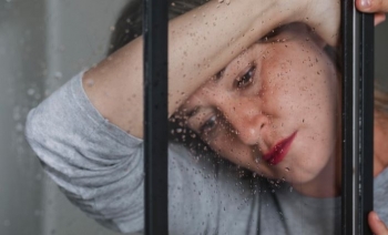 Si ndikon moti i vranët në trurin dhe sjelljen tonë? 