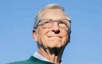 Në janar të vitit 2000, Bill Gates bëri një hap historik duke u tërhequr nga posti i shefit ekzekutiv të Microsoft-it 