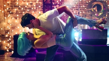 “People We Meet on Vacation”: Pse skena e zjarrtë mes Poppy dhe Alex u zbut për filmin