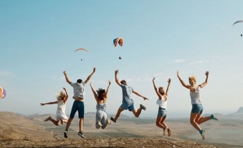 Larg ekraneve, më afër vetes: Trendi global i rikthimit te aktivitetet analoge