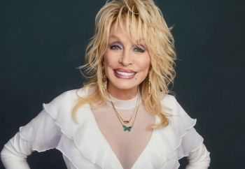Legjenda e muzikës country dhe bamirësisë Dolly Parton - sot mbush 80 vjet