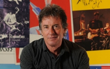 Bateristi i grupit Midnight Oil, Rob Hirst, ka ndërruar jetë në moshën 70-vjeçare