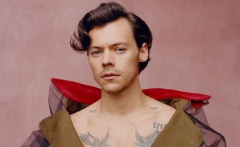 Harry Styles dhe Doechii prezantues në Grammy