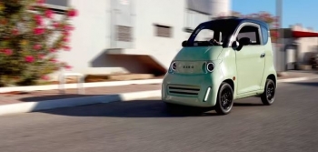 Kjo është makina që mbushet me energji diellore