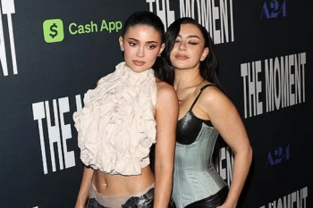 Kylie Jenner shkëlqen në premierën e “The Moment” me Charli XCX