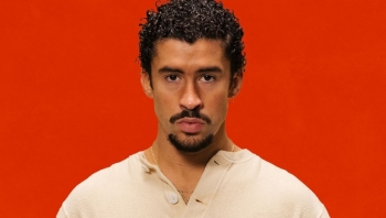 Bad Bunny bën thirrje kundër ICE në Grammy 2026: “Më e fortë se urrejtja është dashuria”