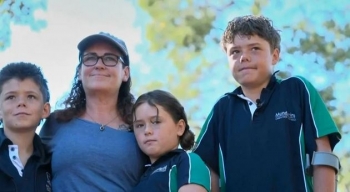 Një djalë 13-vjeçar shpëton familjen pasi notoi 4 kilometra për ndihmë në Australi