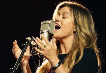 Kelly Clarkson mbyll The Kelly Clarkson Show, por nuk heq dorë nga muzika dhe performanca