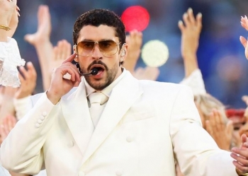 Bad Bunny zgjedh markën Zara në Super Bowl - stili i thjeshtë dhe i sofistikuar