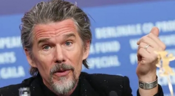Ethan Hawke përballë politikës në Berlin: “Çfarëdo që lufton fashizmin, jam me të”