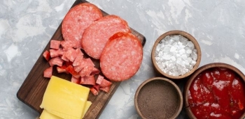 Aditivët në ushqimet e përpunuara mund të dëmtojnë mikrobiomën e zorrëve