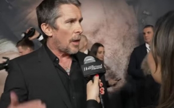 Christian Bale reagon për ribërjen e “American Psycho”: një sfidë e guximshme