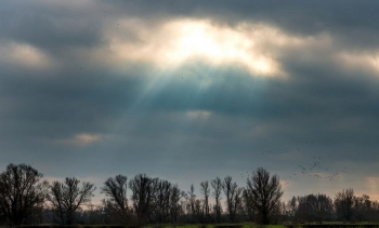 Mot me diell dhe vranësira