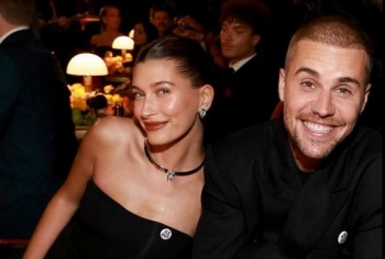 Justin Bieber hedh shishe uji drejt paparacëve pas darkës me Hailey Bieber