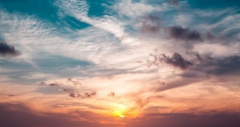 Mot me diell dhe vranësira të pakta