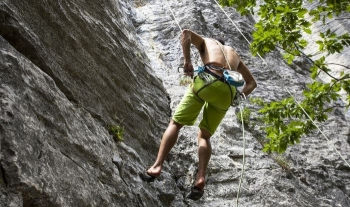 Rock climbing: Sporti që forcon trupin dhe përmirëson shëndetin mendor