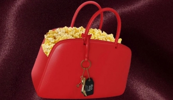 Çanta e kuqe me kokoshka nga “The Devil Wears Prada 2” bëhet hit online