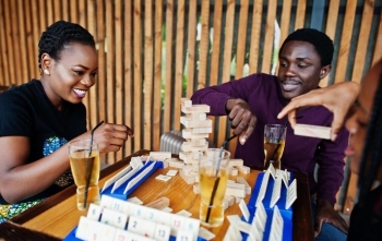 Lojërat e tavolinës mund të përmirësojnë mirëqenien dhe aftësitë sociale, thonë studiuesit