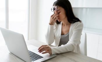 Përdorimi i tepruar i inteligjencës artificiale mund të shkaktojë “lodhje mendore” tek punonjësit