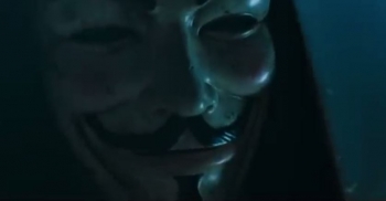 20 vite pas “V for Vendetta”: Regjisori zbulon arsyet e ndryshimit të aktorit kryesor