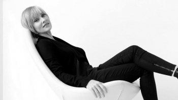 Barbara Crampton synon të bëhet “Betty White e horrorit”