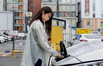 Kina zbut rritjen e çmimeve të karburanteve mes krizës globale të energjisë