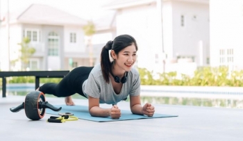 Vetëm 14 minuta në ditë: Ushtrimet statike që përmirësojnë shëndetin dhe ulin tensionin