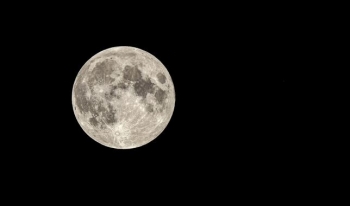 “Pink Moon” ndriçon qiellin - hëna e plotë e prillit arrin kulmin këtë javë