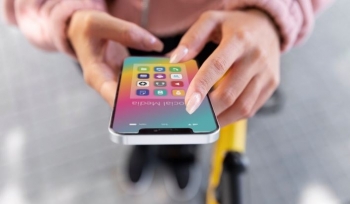 Inteligjenca artificiale po ndryshon internetin: Bizneset humbin miliona vizita në webfaqe