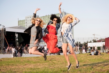 Sezoni i festivaleve muzikore: si të qëndroni të sigurt dhe të shëndetshëm